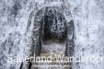 Das Wasser aus dem Diemelseeüberlauf sprundelt vor einer Tür