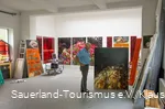 Ein Künstler zeigt seine Kunstwerke im DampfLandleute Museum in Eslohe
