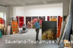 Ein Künstler zeigt seine Kunstwerke im DampfLandleute Museum in Eslohe
