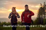 Ein Wanderpaar vor dem Sonnenuntergang