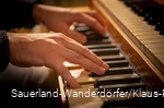 Orgelspiel auf einer der ältesten Orgeln des Sauerlandes, Kirche St. Dionysius