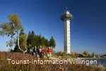 Wandergruppe vor dem Hochheideturm in Willingen