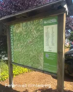 Informationstafel zu Wanderwegen in und um Winterberg.