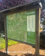 Informationstafel zu Wanderwegen in und um Winterberg.