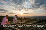 Sonnenuntergang am Wilzenberg vor leicht bewölktem Himmel