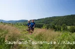 Zwei Kneippanimateurinnen auf dem Olsberger Kenippweg an einem Sommertag