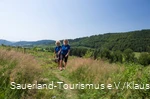 Zwei Kneippanimateurinnen auf dem Olsberger Kenippweg an einem Sommertag