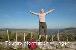 Frau auf Baumstamm mit toller Aussicht