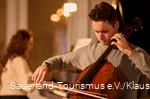 Cellospieler im Winterlicht