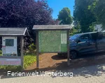 Infromationstafel zu Wanderwegen in und um Winterberg und daneben eine Informationstafel zum Schluchten- und Brückenpfad.