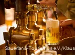 Ein schäumendes Bier wird frisch gezapft