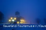 Wintermorgen auf dem Kahlen Asten mit beleuchtetem Astenturm