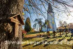 Sauerland-Wanderdörfer, Kirche in Wormbach mit Fokus auf einen Baum mit Kreuz