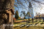 Sauerland-Wanderdörfer, Kirche in Wormbach mit Fokus auf einen Baum mit Kreuz
