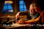 Fachgespräch über Fotografie in einer urigen Hütte in Winterberg