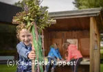 Kind mit Pilgerkreuz auf dem Kinderpilgerweg