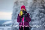 Langläuferin in Willingen macht eine Pause 