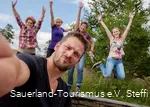 Selfie mit 4 Frauen, die im Hintergrund springen