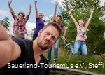 Selfie mit 4 Frauen, die im Hintergrund springen