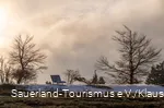 Wintermorgen auf dem Kahlen Asten mit einer Bank