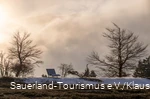 Wintermorgen auf dem Kahlen Asten mit einer Bank