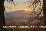 Blick vom Kahlen in die untergehende Sonne in Medebach