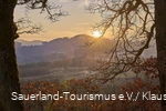 Blick vom Kahlen in die untergehende Sonne in Medebach