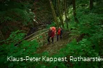 Wandernde im Helletal nahe Winterberg