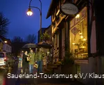 Drei Freunde beim Weihnachtsshopping in Eslohe bei Regen