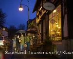 Drei Freunde beim Weihnachtsshopping in Eslohe bei Regen