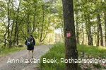 Wanderin auf einem Schotterweg auf dem Rothaarsteig