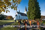Die Kirche St. Peter und Paul mit Friedhof an einem Herbsttag in der Sonne