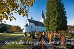Die Kirche St. Peter und Paul mit Friedhof an einem Herbsttag in der Sonne