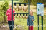 Mädchen am Kuhglockenspiel auf dem Milch-Erlebnispfad Usseln