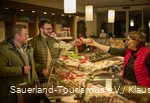 Zwei Männer kaufen einen weihnachtsstollen in einem Geschäft