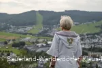 Geoparkführerin Renate Hill auf dem Orenberg mit Ausblick auf Willingen