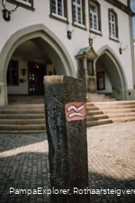 Basaltsäule mit Rothaarsteig-Logo vor dem Rathaus Brilon