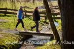 Zwei Wanderinnen auf dem Weg zur Hiebammenhütte