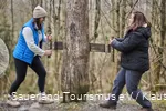 Zwei Frauen versuchen einen Baum abzusägen