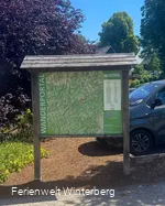 Informationstafel zu Wandermöglichkeiten in und um Winterberg.