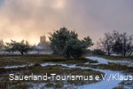 Der Astenturm im Polarnebel im Winter