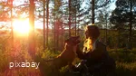 Eine Frau mit ihrem Hund im gegenlicht