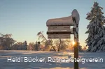 Verschneiter Rothaarsteig-Wegweiser