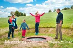 Familie am Kuhfladentrampolin auf dem Milch-Erlebnispfad Usseln