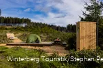 Blick auf den Trekkingplatz in Niedersfeld mit Zeltplatz, Bank und Komposttoilette
