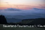 Sonnenaufgang am Krutenberg mit mächtigen Wolken im Hintergrund