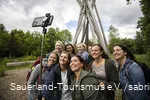 Gruppenselfie einer Frauengruppe am Kyrilltor im Sauerland