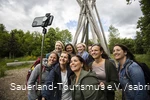 Gruppenselfie einer Frauengruppe am Kyrilltor im Sauerland