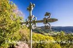 Weißes Metallkreuz auf dem Rinsleyfelsen in Richtung Tal