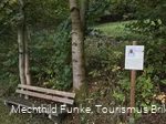Ruhebank und Info-Tafel